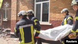 Potongan gambar dari video yang menunjukkan para petugas evakuasi bekerja di lokasi serangan drone Rusia di Romny, wilayah Sumy, Ukraina, pada 23 Agustus 2023. (Foto: State Emergency Service of Ukraine via Facebook/via Reuters)