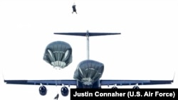 资料照片：美国阿拉斯加陆军第25步兵师第4旅级战斗队的伞兵在埃尔门多夫-理查森联合基地的跳伞区演练跳伞。(2019年12月11日)