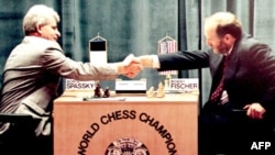 FILE -Master catur kelahiran Rusia Boris Spassky (kiri), berjabat tangan dengan master catur Amerika Serikat Bobby Fischer pada awal pertandingan pertama mereka di Hotel Maestral di Sveti Stefan, Montenegro, 2 September 1992.