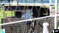 Seorang tentara Korea Selatan keluar dari pos penjagaan militernya di Paju, Korea Selatan, dekat perbatasan dengan Korea Utara, 19 Juni 2020. (Foto: AP)