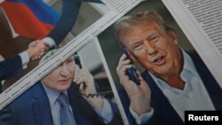 2025년 2월 12일 러시아 모스크바의 신문 가판대에 도널드 트럼프 미국 대통령과 블라디미르 푸틴 러시아 대통령의 우크라이나 관련 통화에 대한 기사가 실린 신문에 놓여있다.