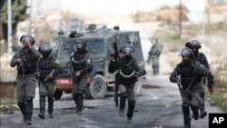 Polisi perbatasan Israel berpatroli di dekat kota Ramallah, Tepi Barat, 1 Februari 2020. (Foto: dok).