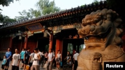 北京大学校门口的行人(资料照片)