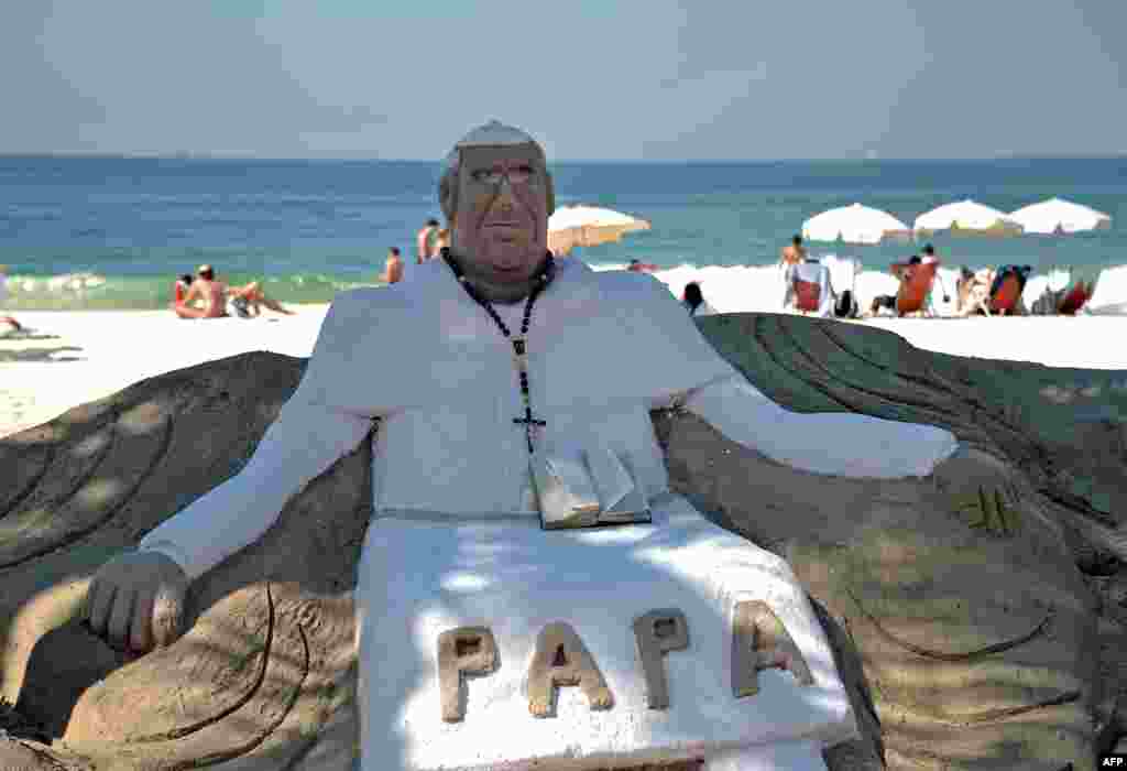 Un artista creo una estatua del Papa Francisco con la arena de la Playa de Copacabana en Río de Janeiro.