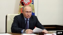 Arhiva - Predsednik Rusije Vladimir Putin u državnoj rezidenciji u Novo Ograjovom, nedaleko od Moskve, 9. juna 2021.