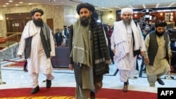 Mullah Abdul Ghani Baradar (tengah), salah satu pendiri Taliban, dan anggota delegasi lainnya menghadiri konferensi internasional di Moscow, Rusia, untuk mencari solusi damai atas konflik di Afghanistan, 18 Maret 2021. (Foto: Alexander Zemlianichenko/AFP)