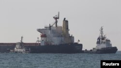 Kapal meninggalkan pelabuhan Chornomorsk setelah dimuati biji-bijian Ukraina, 9 Agustus 2022. 