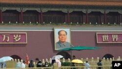 Seorang polisi paramiliter China mengamati Gerbang Tiananmen di Beijing, China 4 Juni 2024. (Foto: Ng Han Guan/AP)