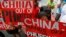 Người Philippines biểu tình trước lãnh sự quán Trung Quốc tại khu tài chính của thành phố Makati, phía đông Manila, ngày 12/11/2015.