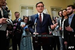 Ketua DPR AS Mike Johnson berbicara kepada pers setelah DPR meloloskan paket bantuan besar untuk Ukraina, Israel, dan Taiwan dan juga memilih untuk melarang TikTok di US Capitol di Washington, DC, pada 20 April 2024. (Foto: AFP)