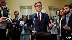 Ketua DPR AS Mike Johnson berbicara kepada pers setelah DPR AS mengesahkan UU larangan bagi TikTok dalam konferensi pers di Gedung Capitol, Washington, DC, Sabtu 20 April 2024.