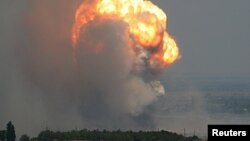 Asap dan api mengepul dari ledakan saat terjadi kebakaran di tempat latihan militer di distrik Kirovske, Krimea, 19 Juli 2023. (Foto: Reuters)