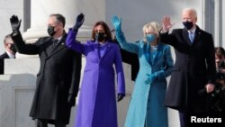 美国当选总统拜登和妻子吉尔、当选副总统哈里斯和丈夫埃姆霍夫站在国会大厦的台阶上准备参加就职典礼。（2021年1月20日）