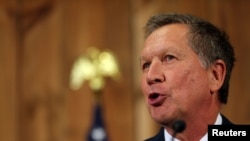 Gubernur Ohio John Kasich berbicara dalam konferensi pers pengunduran dirinya sebagai kandidat calon presiden Partai Republik, di Columbus, Ohio (4/5). (Reuters/Aaron Josefczyk)