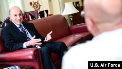 美国国防部分管中国事务的副助理部长迈克尔·蔡斯（Michael Chase，左）（美国空军2021年5月21日照片）