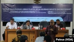 Workshop Inovasi Pengurangan Limbah Plastik untuk Hilirisasi Industri dan Masyarakat di kampus ITS Surabaya, 31 Agustus 2017. (Foto: VOA-Petrus Riski).