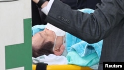 韩国最大在野党共同民主党领袖李在明2024年1月2日在釜山出席活动时遇袭受伤。（路透社转发）