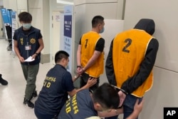 រូបឯកសារ៖ មន្ត្រីប៉ូលីសមកពីការិយាល័យស៊ើបអង្កេតឧក្រិដ្ឋកម្មកោះតៃវ៉ាន់ ស្វែងរកសាកសពជនសង្ស័យពីរនាក់ ដែលត្រូវបាននិរទេសពីទីក្រុងបាងកក ហើយត្រូវបានគេជឿថា ជាប់ពាក់ព័ន្ធនឹងករណីឆបោកនៅកម្ពុជា នៅពេលពួកគេមកដល់អាកាសយានដ្ឋានអន្តរជាតិ Taoyuan ក្នុងកោះតៃវ៉ាន់ កាលពីថ្ងៃទី១៨ ខែសីហា ឆ្នាំ២០២២។