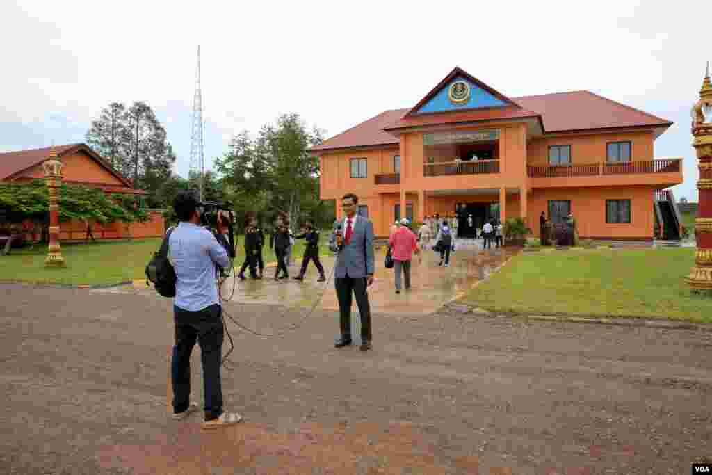 អ្នកសារព័ត៌មានម្នាក់នៃទូរទស្សន៍ BTV News ឈរផ្សាយព័ត៌មានពីមុខអគារប្រចាំការល្បាតរួម ក្នុងអំឡុងទស្សនកិច្ចពិសេសនិងកម្រមួយសម្រាប់អ្នកសារព័ត៌មាននៅមូលដ្ឋានទ័ពសមុទ្ររាម ក្នុងខេត្តព្រះសីហនុកាលពីថ្ងៃសុក្រទី២៦ ខែកក្កដា ឆ្នាំ ២០១៩។ (សឹង សុផាត/VOA)