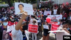Demonstrators denounce the military coup in Myanmar, at a rally in Yangon, Feb. 9, 2021, calling for military leaders to be arrested. (VOA Burmese Service)