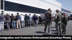 在美国移民和海关执法局(ICE)发布的一段视频中,2025年9月4日,ICE突袭乔治亚州现代汽车电池工厂,韩国工人被拷上脚镣,送上大巴车。