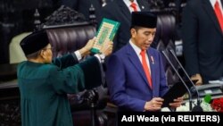 Presiden Republik Indonesia Joko Widodo dilantik saat pelantikan presiden untuk periode kedua, di Gedung DPR di Jakarta, 20 Oktober 2019. (Foto: Adi Weda via REUTERS)