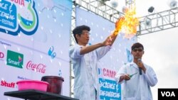 ការ​ពិសោធន៍​លក្ខណៈ​វិទ្យាសាស្ត្រ​ នៅ​ក្នុង​មហោស្រព​ជាតិ​លើក​ទី​៣​នៅ​កម្ពុជា​ ស្តីពី​វិទ្យាសាស្ត្រ​ និង​វិស្វកម្ម​ នៅឯ​ស្តាត​អូឡាំពិក​ ក្នុង​រាជធានី​ភ្នំពេញ​ កាល​ពី​ថ្ងៃ​ទី​៩​ ខែ​មិនា​ ឆ្នាំ​២០១៧។ (ហ៊ាន សុជាតា/VOA) 