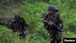 资料照：参加美日法联合军演中的日本自卫队士兵。（2021年5月15日）