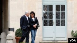 Mantan ketua IMF Dominique Strauss-Khan dan isterinya, Anne Sinclair di rumah kediaman mereka di Paris (4/9).
