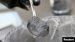 资料图片：用于汽车电池膏的石墨粉末