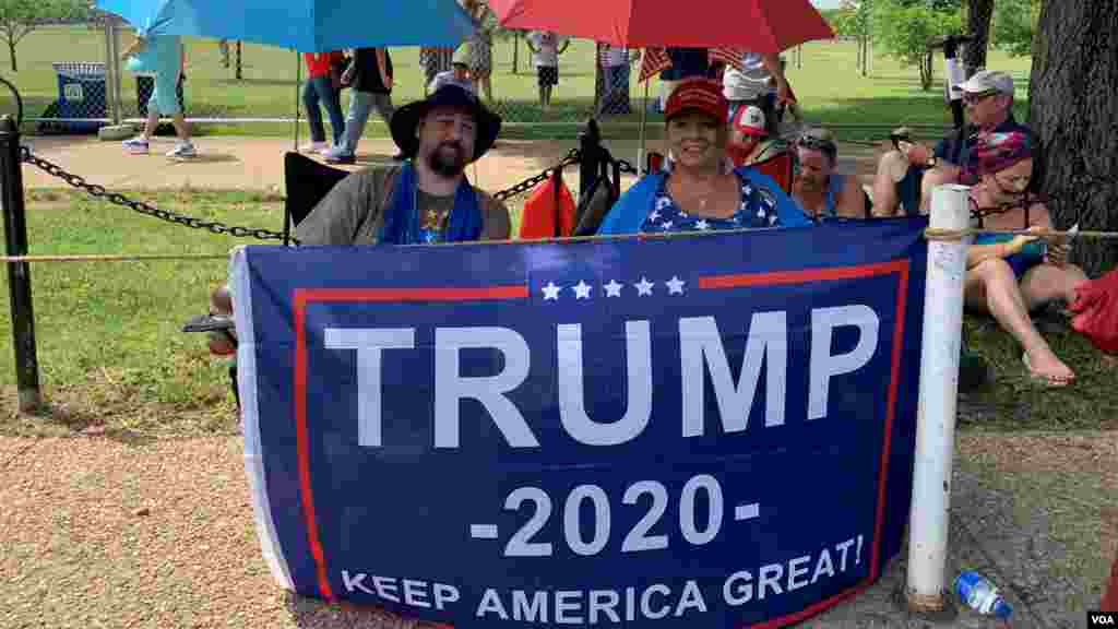 华盛顿独立日庆祝游行期间支持特朗普2020年竞选连任的民众。(2019年7月4日)
