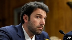 Aktor Ben Affleck, pendiri Eastern Congo Initiative, mendengarkan kesaksian pada sidang Komite Hubungan Luar Negeri Senat tentang Kongo di gedung Kongres di Washington, 26 Februari 2014.