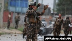 Pripadnik bezbednosnih snaga Avganistana na ulicama prestonice Kabula (Foto: AP/Rahmat Gul)