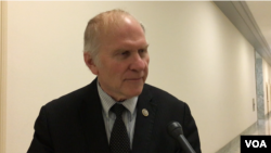 夏伯特众议员在国会就《台湾旅行法》接受美国之音记者采访。（2018年3月21日）