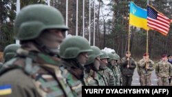 Ukraine -- US and Ukrainian soldiers attend an opening ceremony of the joint Ukrainian-US military exercise 'Fearless Guardian' at the Yavoriv training ground in the region of Lviv, April 20, 2015