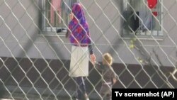 Jedna od majki sa detetom u Pritvornom centru za strance (Foto: AP TV screenshot)