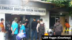 Polisi melakukan olah TKP pada Sabtu, 18 September sore, terkait serangan molotov di kantor LBH Yogya. (Foto: Courtesy/LBH Yogya)