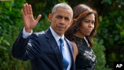 2016年7月12日，美国总统奥巴马和夫人米歇尔在离开白宫时招手致意。他们将乘空军一号专机前往达拉斯。
