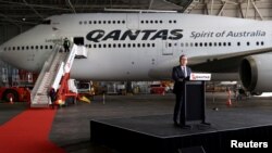 Alan Joyce, Chief Executive Officer Qantas, berbicara di depan jet jumbo Qantas 747, sebelum keberangkatan terakhirnya dari Bandara Sydney di Sydney, Australia, 22 Juli 2020. (REUTERS/Loren Elliott)