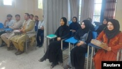 Salah satu universitas di Kabul, mahasiswi dipisahkan dari mahasiswa dengan tirai di tengah ruangan.