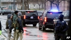 Kolona vozila u kojem je Donald Tramp stiže u sud (Foto: AP/Jose Luis Magana)