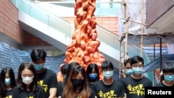 资料照：香港大学学生在校园内的国殇柱前为八九六四死难者默哀。（2020年6月4日）