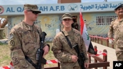 2020年3月27日美国军人在伊拉克摩苏尔南部举行交接仪式