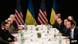 Le vice-président américain JD Vance, le secrétaire d'État américain Marco Rubio et le président ukrainien Volodymyr Zelensky lors d'une rencontre en marge de la Conférence de Munich sur la sécurité, le 14 février 2025. AFP / Tobias Schwarz