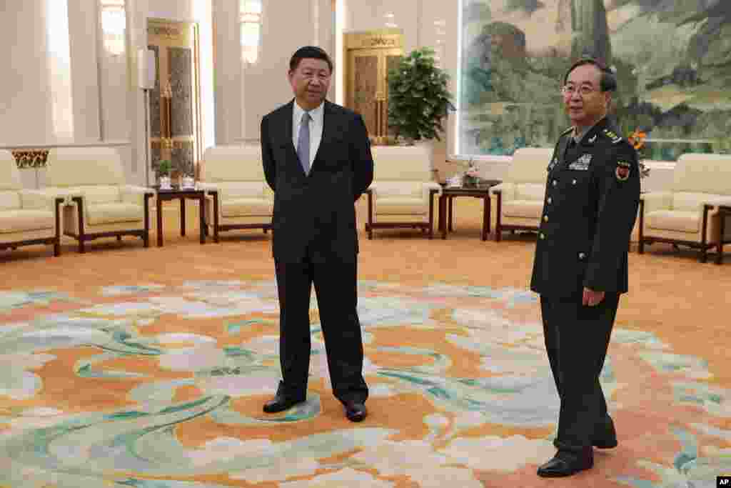 2017年8月17日,在北京人民大会堂,中国国家主席习近平和中央军委联合参谋部参谋长房峰辉等待会见美军参谋长联席会议主席邓福德。几天后, 8月26日,新的中央军委联合参谋部参谋长李作成会见了参加第二届“阿中巴塔”四国军队反恐合作协调机制高级领导人会议的巴基斯坦陆军参谋长巴杰瓦。中国官方在这个消息里对公众透露了李作成取代房峰辉之事,而没有专门为此发消息。