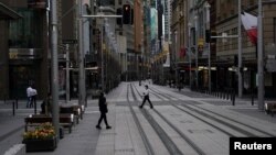 ប្រជាជន​នាំ​គ្នា​ពាក់ម៉ាស់​ដើរ​​ក្នុង​ទីក្រុង​ស៊ីដនី ប្រទេស​អូស្ត្រាលី ដែលកំពុង​ស្ថិត​ក្នុង​ការ​បិទខ្ទប់​​ដោយសារ​ជំងឺ​កូវីដ១៩ ថ្ងៃទី២៨ ខែកក្កដា ឆ្នាំ២០២១។ 