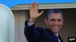 បុគ្គលិក​ម្នាក់​រៀបចំ​រូបថត​ដែល​ទើប​តែ​បាន​ប្រគល់​ជូន​មជ្ឈមណ្ឌល​ឯកសារ​កម្ពុជាកាលពី​ប៉ុន្មាន​សប្តាហ៍​មុន។<br />
(មជ្ឈមណ្ឌល​ឯកសារ​កម្ពុជា)