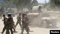 Pasukan komando Afghan di lokasi baku tembak dengan pemberontak Taliban di Provinsi Kunduz, Afghanistan, 22 Juni 2021. (Foto: Stringer/Reuters)