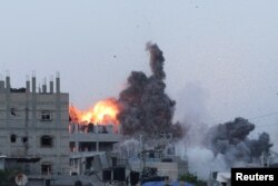 Asap dan api membubung saat serangan udara Israel di Jalur Gaza tengah, 3 Juni 2024. (Foto: REUTERS/Ramadan Abed)