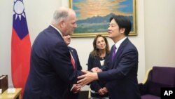 Anggota Kongres AS Dan Kildee, kiri, bertemu dengan Presiden terpilih Taiwan Lai Ching-te di Taipei, Taiwan Selasa, 23 April 2024.